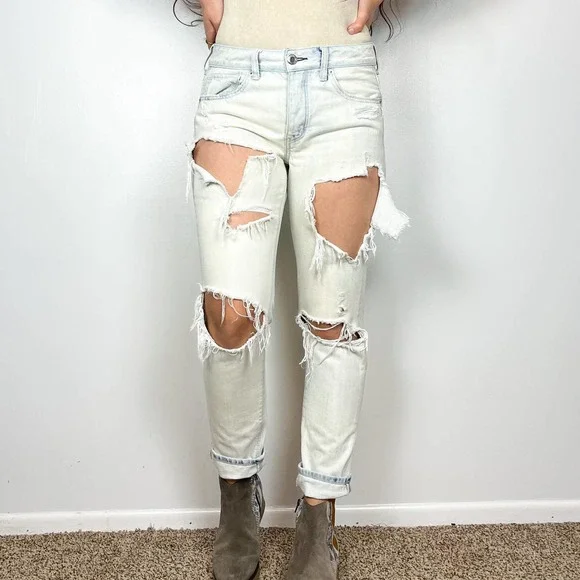 American Eagle Tomgirl Light Wash Distressed Ripped Straight Leg Jeans Size 4 - Picture 1 of 13